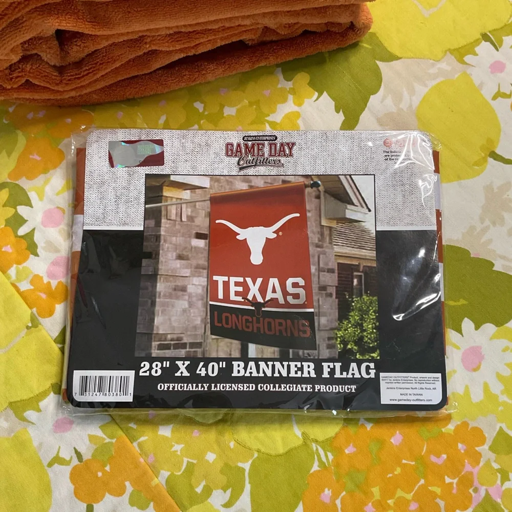 Texas Longhorns Blanket Bundle - Throw Blanket, Nike Beanie & Banner Flag